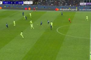 华体会官网-造越位失误？巴萨后场丢球防线却集体向前，邓弗里斯劳塔罗无人防