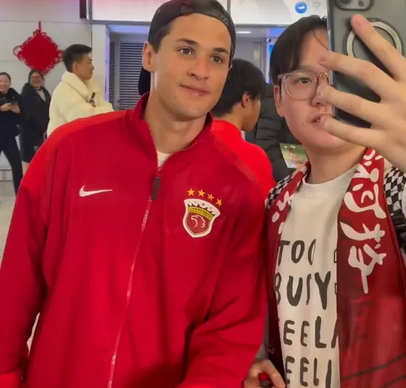 华体会官网-海港回国获大批球迷接机，安永佳、维塔尔等与球迷合影