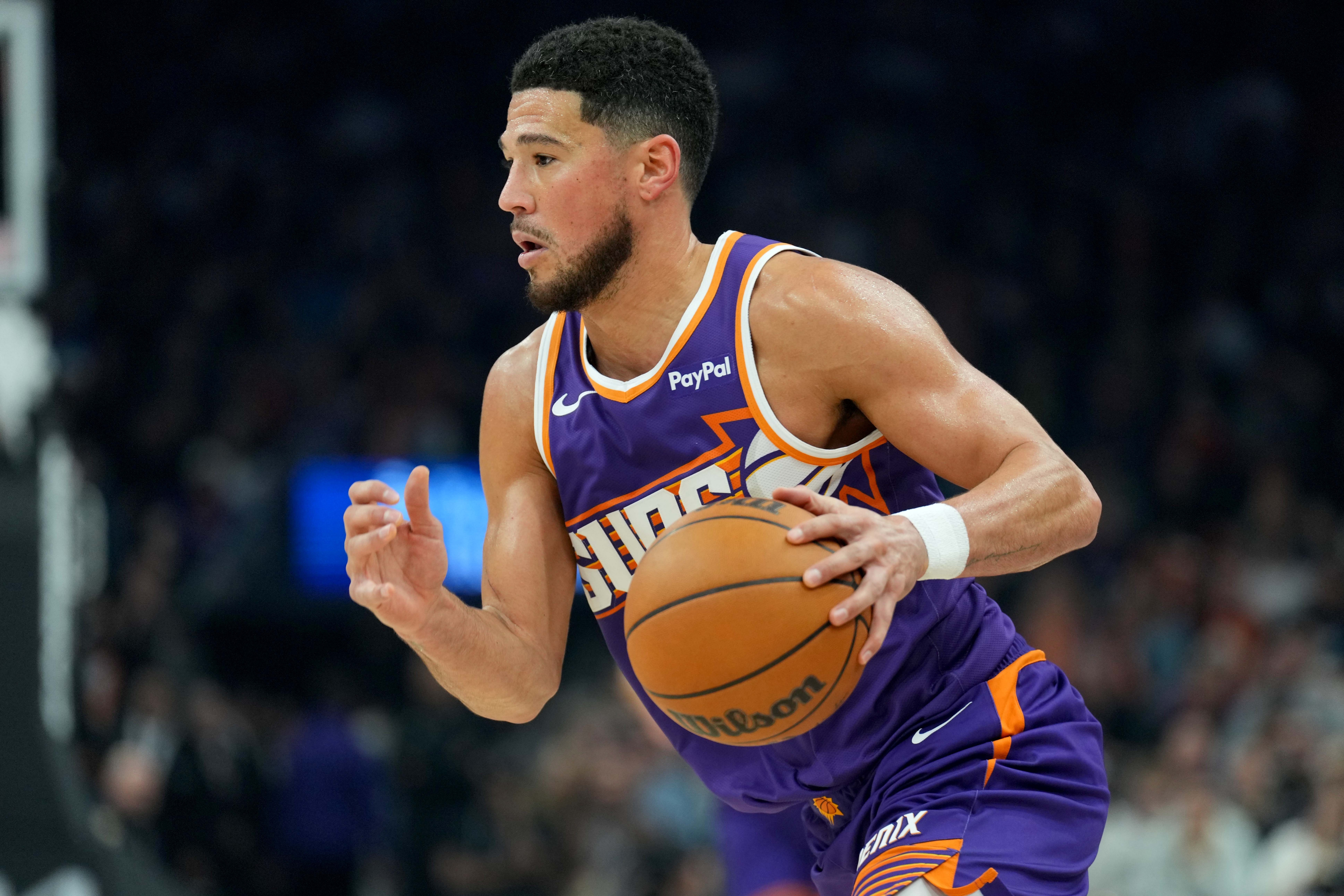 赚大了！布克罚球不中自己抢板命中三分 打成1+3