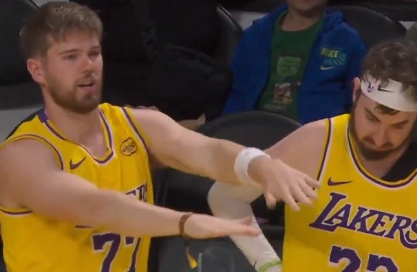 华体会比分直播-攒劲的节目！湖人主场观众席惊现山寨版东契奇&amp;蒂米 假东子秀热舞